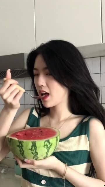 女生发吃瓜什么意思啊,揭秘“吃瓜”背后的网络流行语奥秘